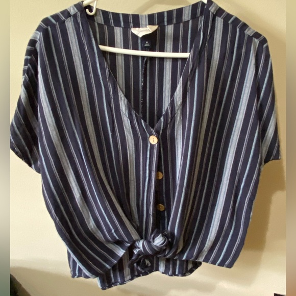Women’s Short Sleeve Cropped Button Up Shirt - Picture 1 of 4